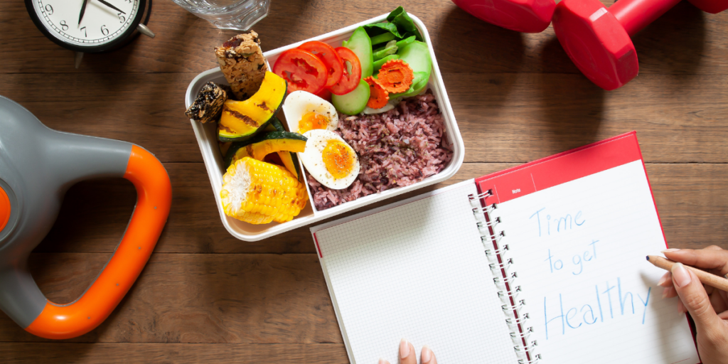 Une femme prend des notes pour être en meilleure santé grâce aux conseils fournis par dietplus.