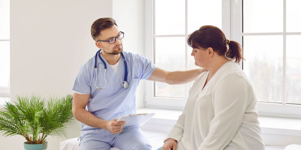 Un médecin annonce une mauvaise nouvelle à une patiente en surpoids